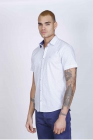 REGULAR-FIT COTTON SHIRT IN WHITE, SHORT SLEEVES AND BUTTONS ON THE FRONT.