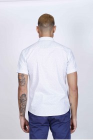 REGULAR-FIT COTTON SHIRT IN WHITE, SHORT SLEEVES AND BUTTONS ON THE FRONT.