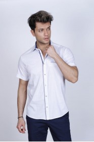 REGULAR-FIT COTTON SHIRT IN WHITE, SHORT SLEEVES AND BUTTONS ON THE FRONT.