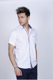 REGULAR-FIT COTTON SHIRT IN WHITE, SHORT SLEEVES AND BUTTONS ON THE FRONT.