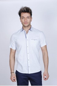 REGULAR-FIT COTTON SHIRT IN LIGHT BLUE, SHORT SLEEVES AND BUTTONS ON THE FRONT.