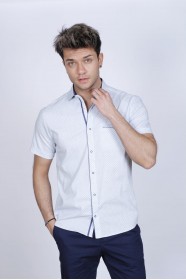 REGULAR-FIT COTTON SHIRT IN LIGHT BLUE, SHORT SLEEVES AND BUTTONS ON THE FRONT.