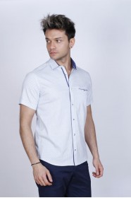 REGULAR-FIT COTTON SHIRT IN LIGHT BLUE, SHORT SLEEVES AND BUTTONS ON THE FRONT.