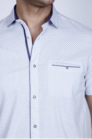 REGULAR-FIT COTTON SHIRT IN LIGHT BLUE, SHORT SLEEVES AND BUTTONS ON THE FRONT.