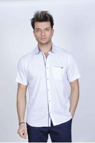 REGULAR-FIT COTTON SHIRT IN WHITE, SHORT SLEEVES AND BUTTONS ON THE FRONT.