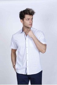 REGULAR-FIT COTTON SHIRT IN WHITE, SHORT SLEEVES AND BUTTONS ON THE FRONT.