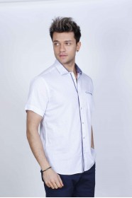 REGULAR-FIT COTTON SHIRT IN WHITE, SHORT SLEEVES AND BUTTONS ON THE FRONT.