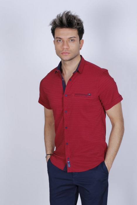 SLIM-FIT COTTON SHIRT IN RED COLORED, SHORT SLEEVE, SNAP-BUTTON ON THE FRONT.