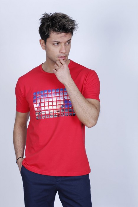 RED COLOUR, SHORT SLEEVE T-SHIRT, COTTON AND LYCRA MIXED WITH A ROUND NECK AND CONTRAST FRONT PRINT.