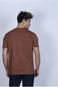 BROWN COLOUR, SHORT SLEEVE T-SHIRT, COTTON AND LYCRA MIXED WITH A ROUND NECK AND CONTRAST FRONT PRINT.