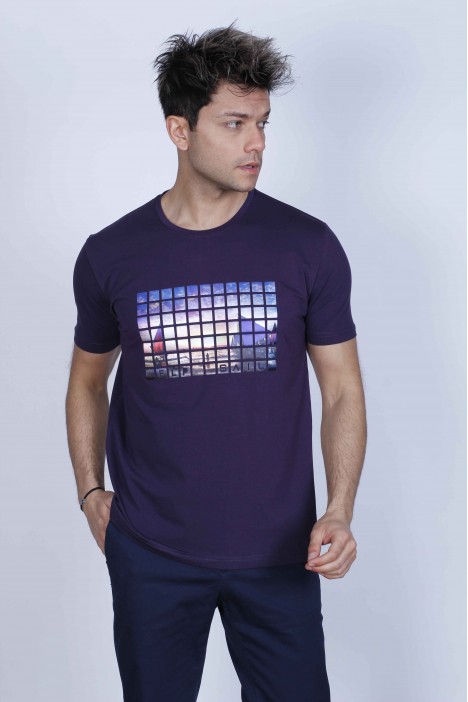 PURPLE COLOUR, SHORT SLEEVE T-SHIRT, COTTON AND LYCRA MIXED WITH A ROUND NECK AND CONTRAST FRONT PRINT.