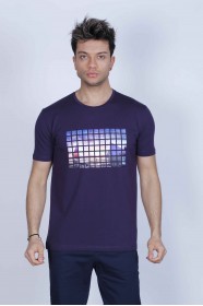 PURPLE COLOUR, SHORT SLEEVE T-SHIRT, COTTON AND LYCRA MIXED WITH A ROUND NECK AND CONTRAST FRONT PRINT.