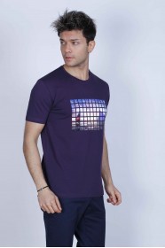 PURPLE COLOUR, SHORT SLEEVE T-SHIRT, COTTON AND LYCRA MIXED WITH A ROUND NECK AND CONTRAST FRONT PRINT.