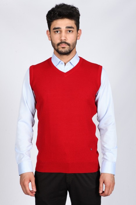 CLASSIC KNIT VEST WITH EMBOSSED PATTERNED. RED