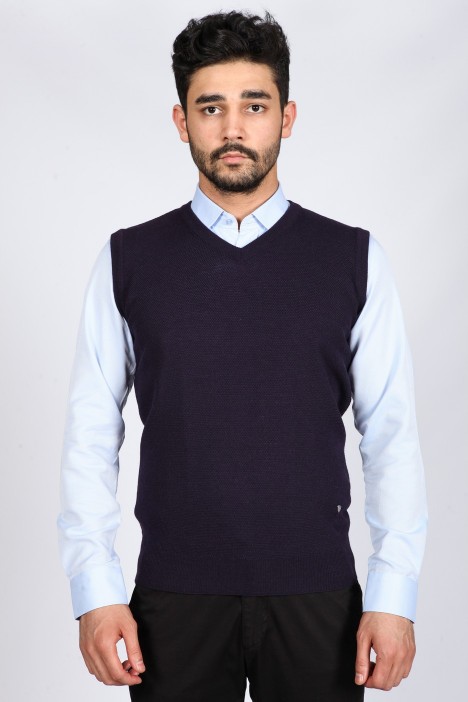 KNIT VEST WITH EMBOSSED PATTERNED. DARK-PURPLE