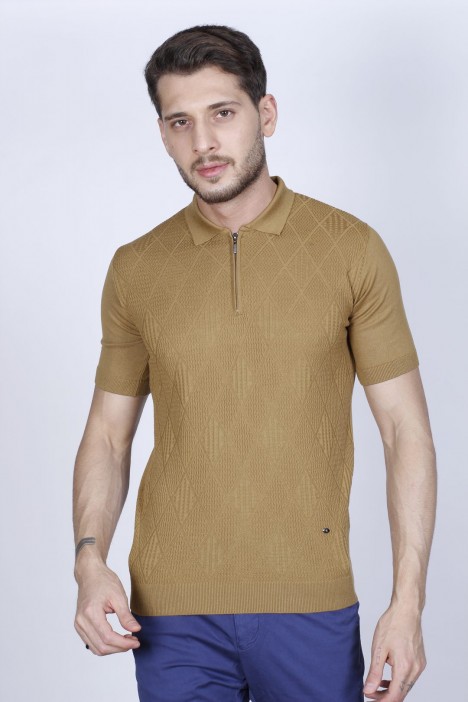SHORT SLEEVE, ZİPPER POLO NECK, REGULAR MOLD, 100% COTTON SWEATER. DARK MUSTARD